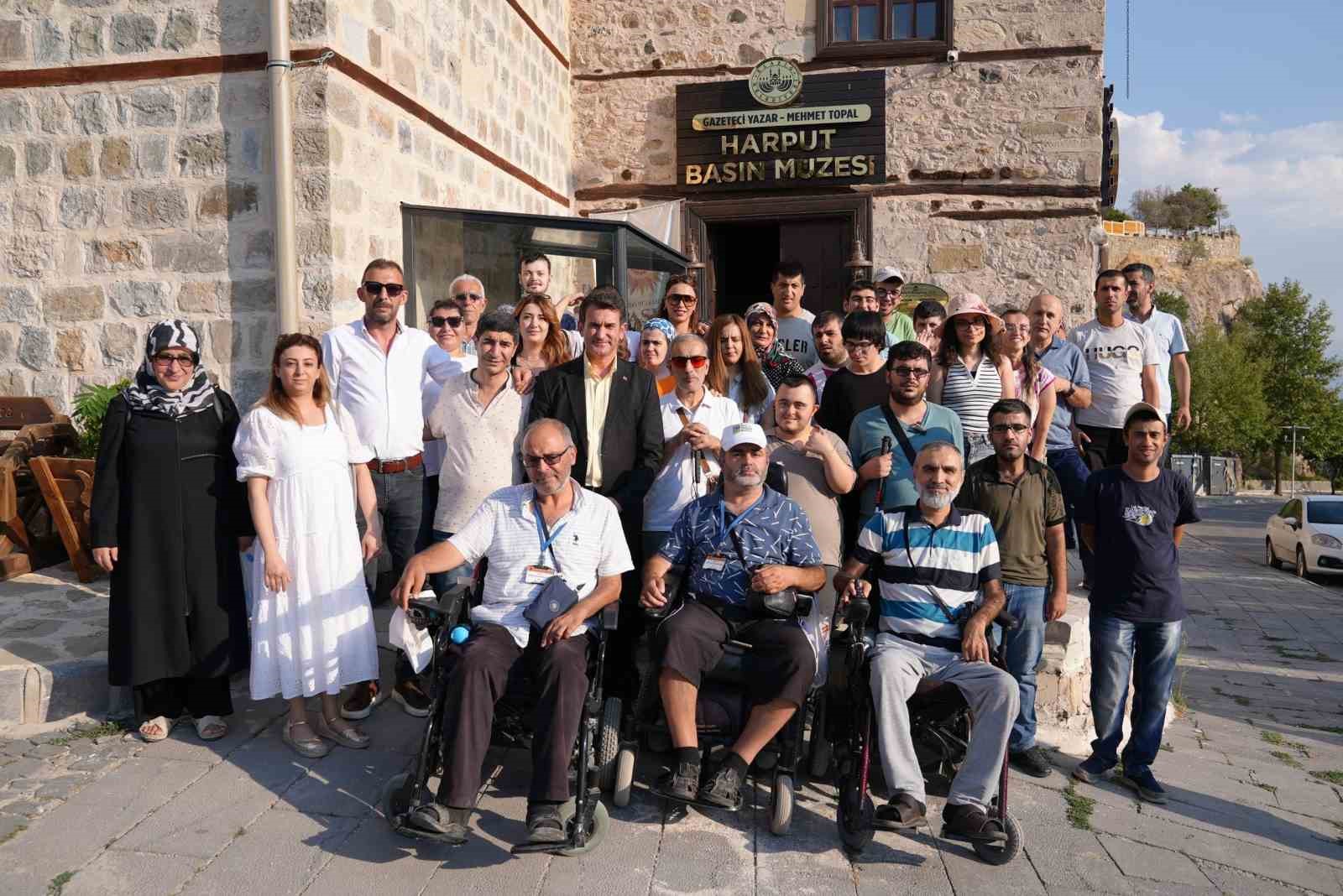ENGELSİZ YAŞAM MERKEZİ ÖZEL GEREKSİNİMLİ BİREYLER İÇİN MÜZE GEZİSİ DÜZENLEDİ