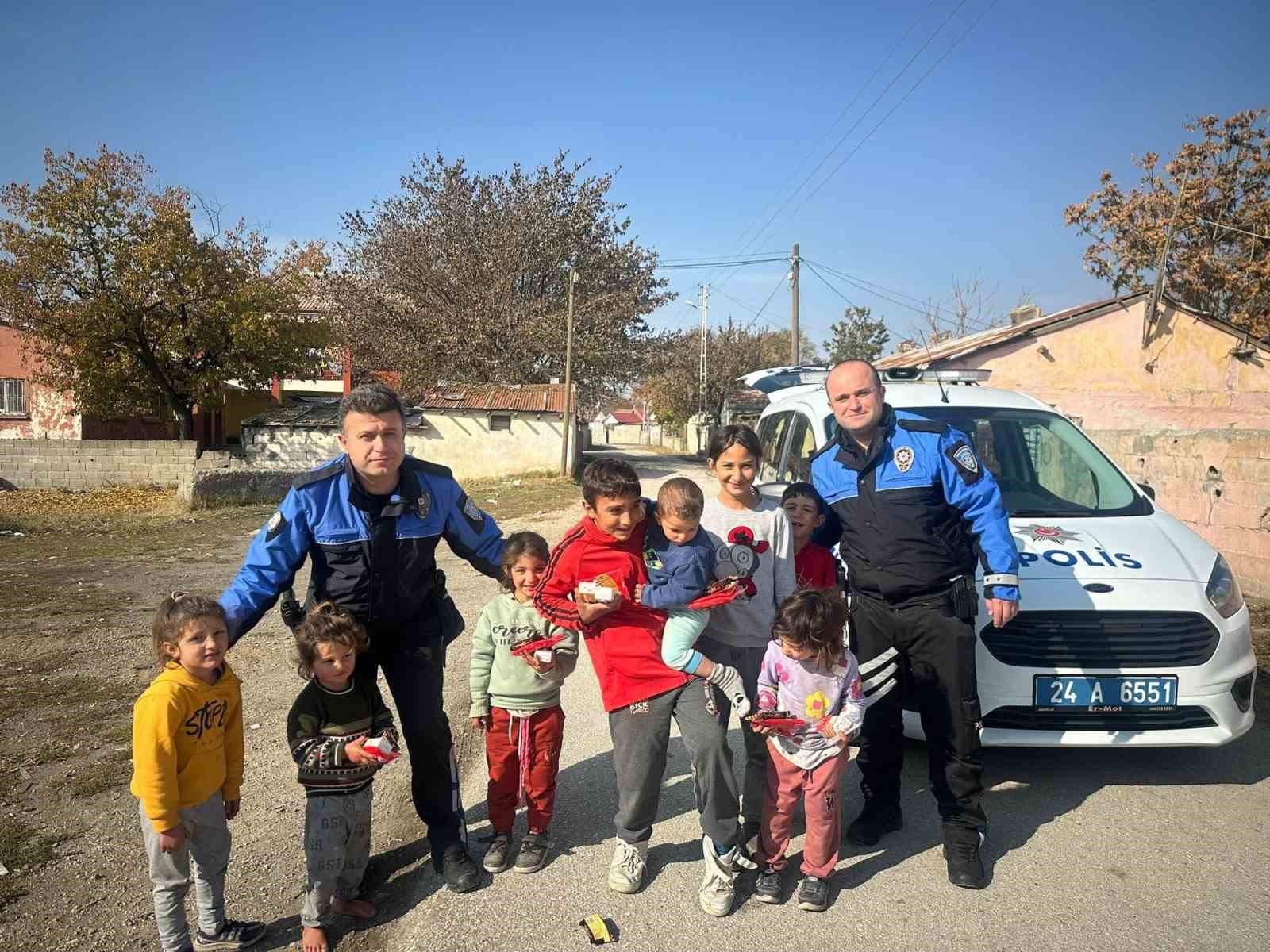 ERZİNCAN POLİSLERİ ÇOCUKLARLA KEYİFLİ ZAMAN GEÇİRDİ