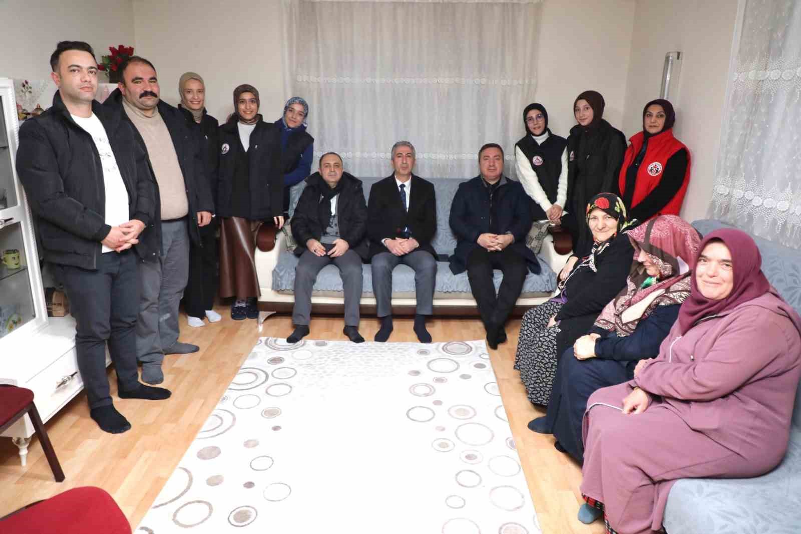 ERZİNCAN VALİLİĞİ VE GÖNÜLLÜ GENÇLER DERNEĞİ AYSEL ÇEVİK'E YARDIM ETTİ