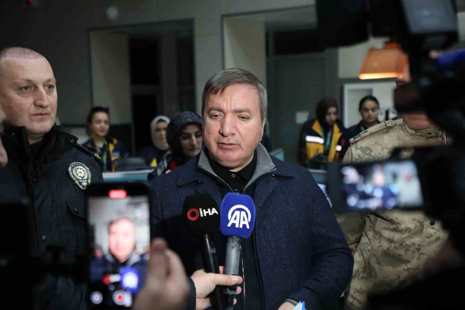 ERZİNCAN VALİSİ GÜVENLİK GÜÇLERİNİ ZİYARET ETTİ