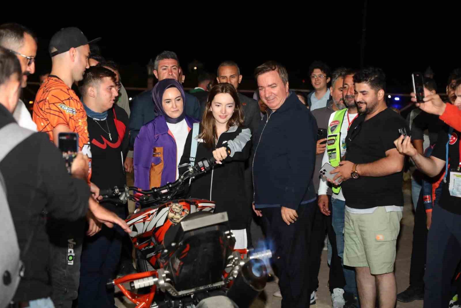 ERZİNCAN’DA MOTOSİKLET AKROBASİ ŞOVU NEFES KESTİ