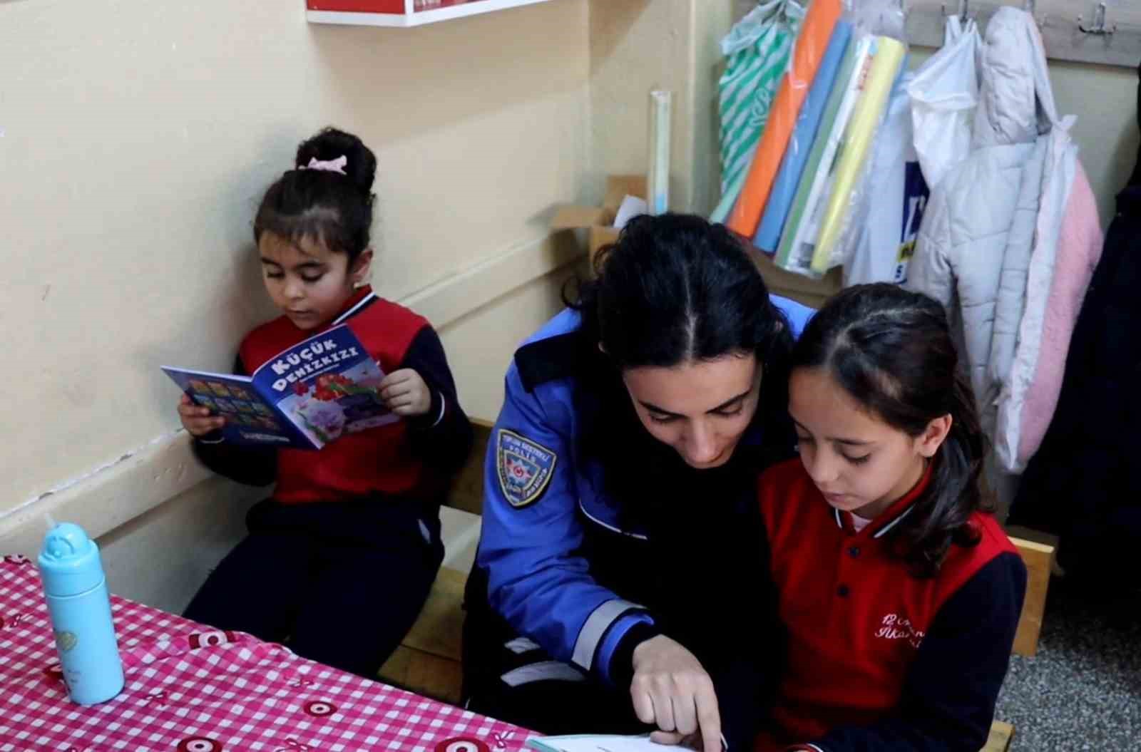 ERZURUM EMNİYET MÜDÜRLÜĞÜ ÇOCUKLARA YÖNELİK ÖRNEK FAALİYETLERDE BULUNUYOR