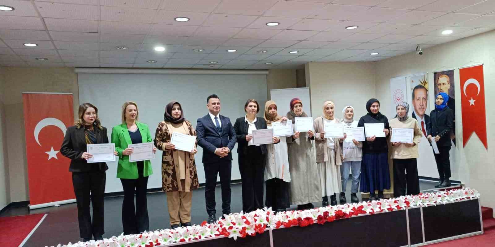 ERZURUM'DA AİLE EĞİTİM PROGRAMI KAPSAMINDA 23 KADINA KATILIM BELGELERİ VERİLDİ