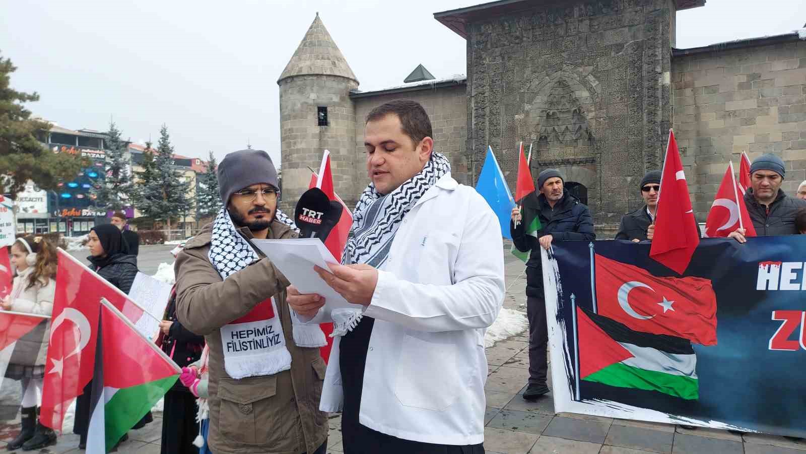 ERZURUM'DA SAĞLIK ÇALIŞANLARI İSRAİL'İN SALDIRILARINI PROTESTO ETTİ