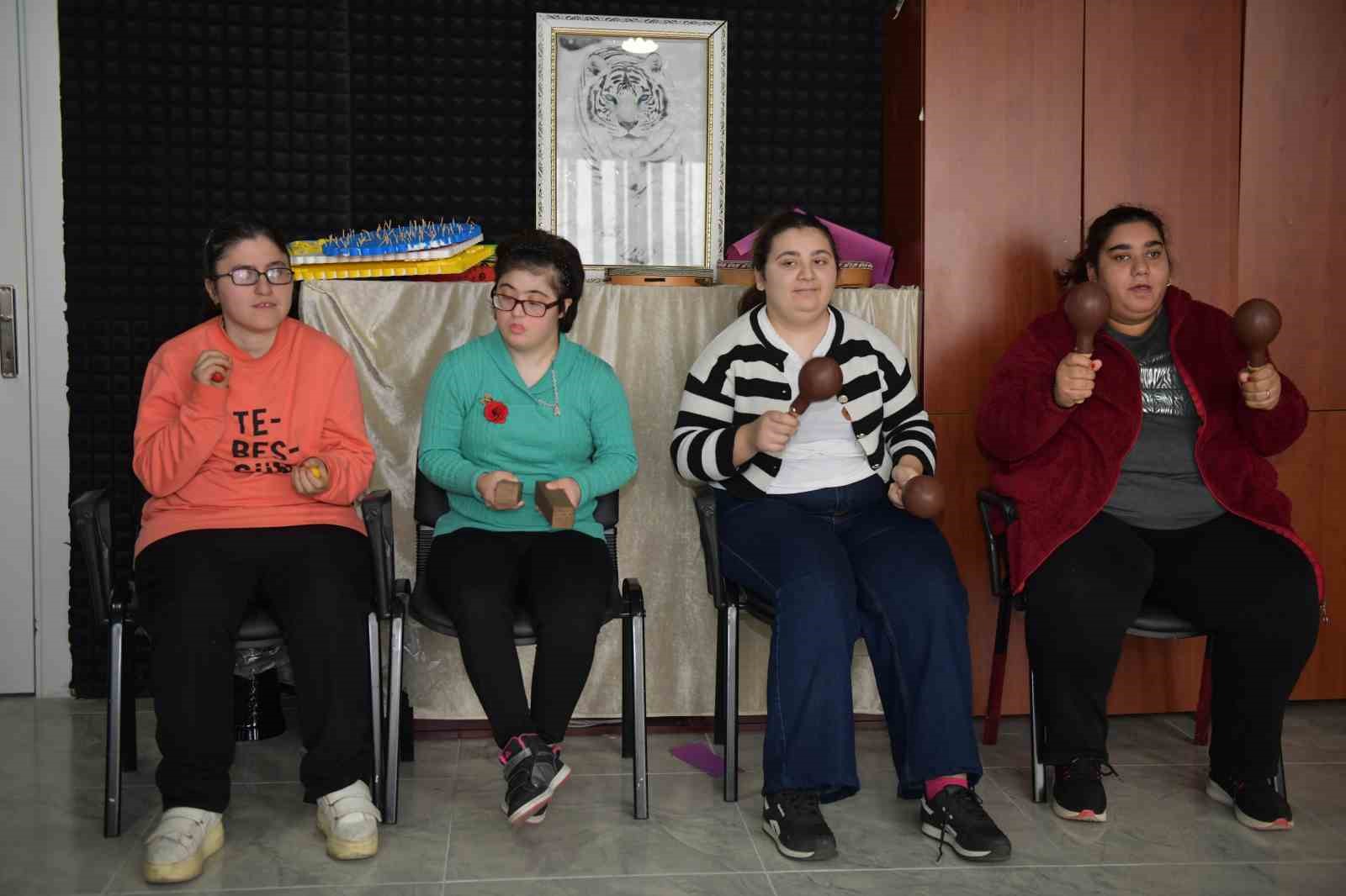 ESENYURT BELEDİYESİ ENGELLİ VATANDAŞLARA MÜZİKAL YETENEKLERİNİ KEŞFETTİRİYOR