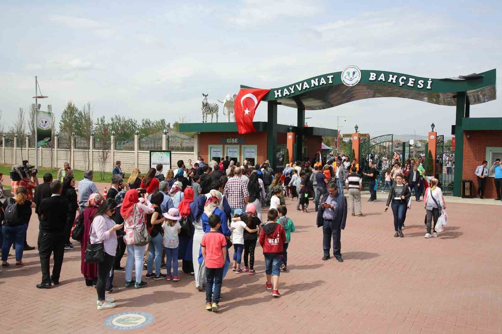 ESKİŞEHİR BÜYÜKŞEHİR BELEDİYESİ HAYVANAT BAHÇESİ ZİYARETÇİ REKORU KIRDI