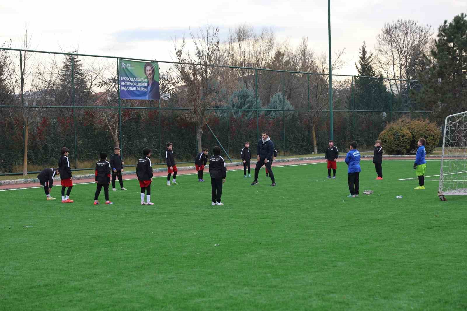 ESKİŞEHİR BÜYÜKŞEHİR BELEDİYESİ OSMANGAZİ SPOR SAHASI'NDA YENİLEME ÇALIŞMALARINI TAMAMLADI