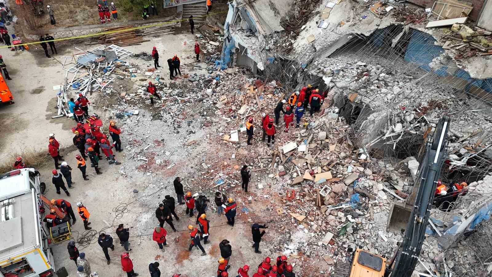 ESKİŞEHİR'DE GERÇEĞİ ARATMAYAN DEPREM TATBİKATI GERÇEKLEŞTİRİLDİ