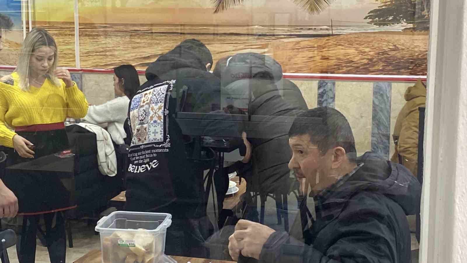 ESKİŞEHİR'DE LOKANTADA YEMEK YİYEN ADAMIN HAYATA TUTUNMA HİKAYESİ