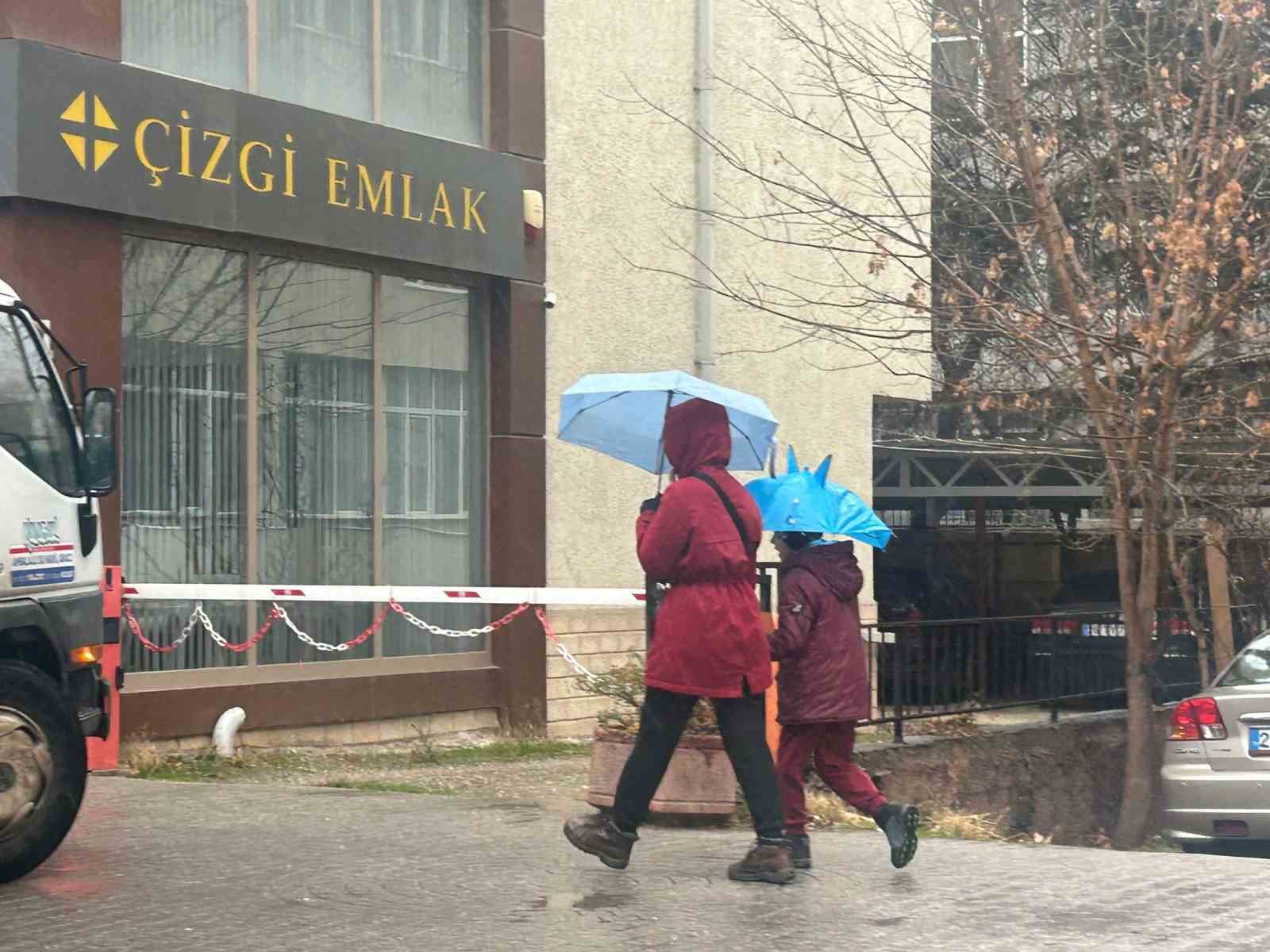 ESKİŞEHİR'DE SAĞANAK YAĞIŞ TRAFİĞİ OLUMSUZ ETKİLEDİ