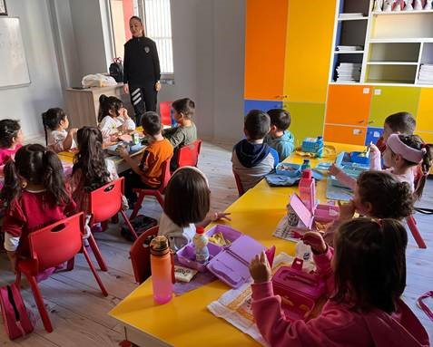 ESKİŞEHİR'DE TOPLUM DESTEKLİ POLİSLİK ŞUBE MÜDÜRLÜĞÜ VATANDAŞLARI BİLGİLENDİRDİ