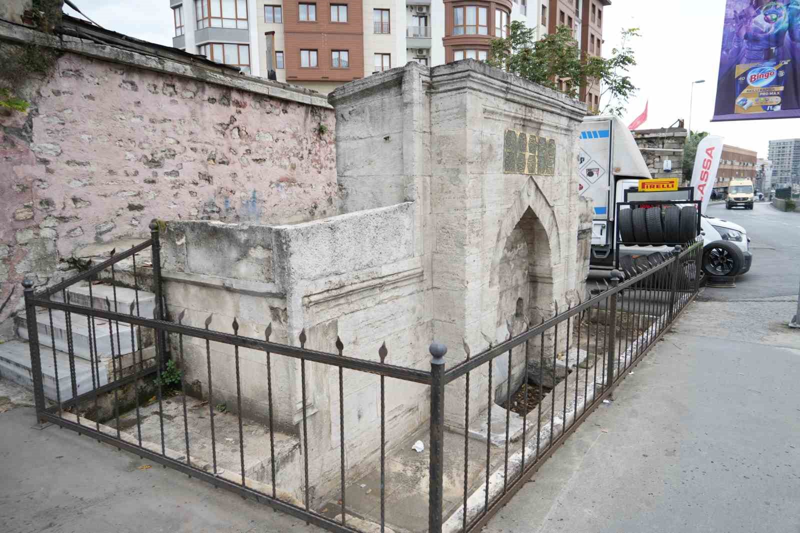 EYÜPSULTAN’DA TARİHİ YAPI ALÜMİNYUM DOĞRAMA VE OTO LASTİK DÜKKANINA DÖNÜŞTÜ