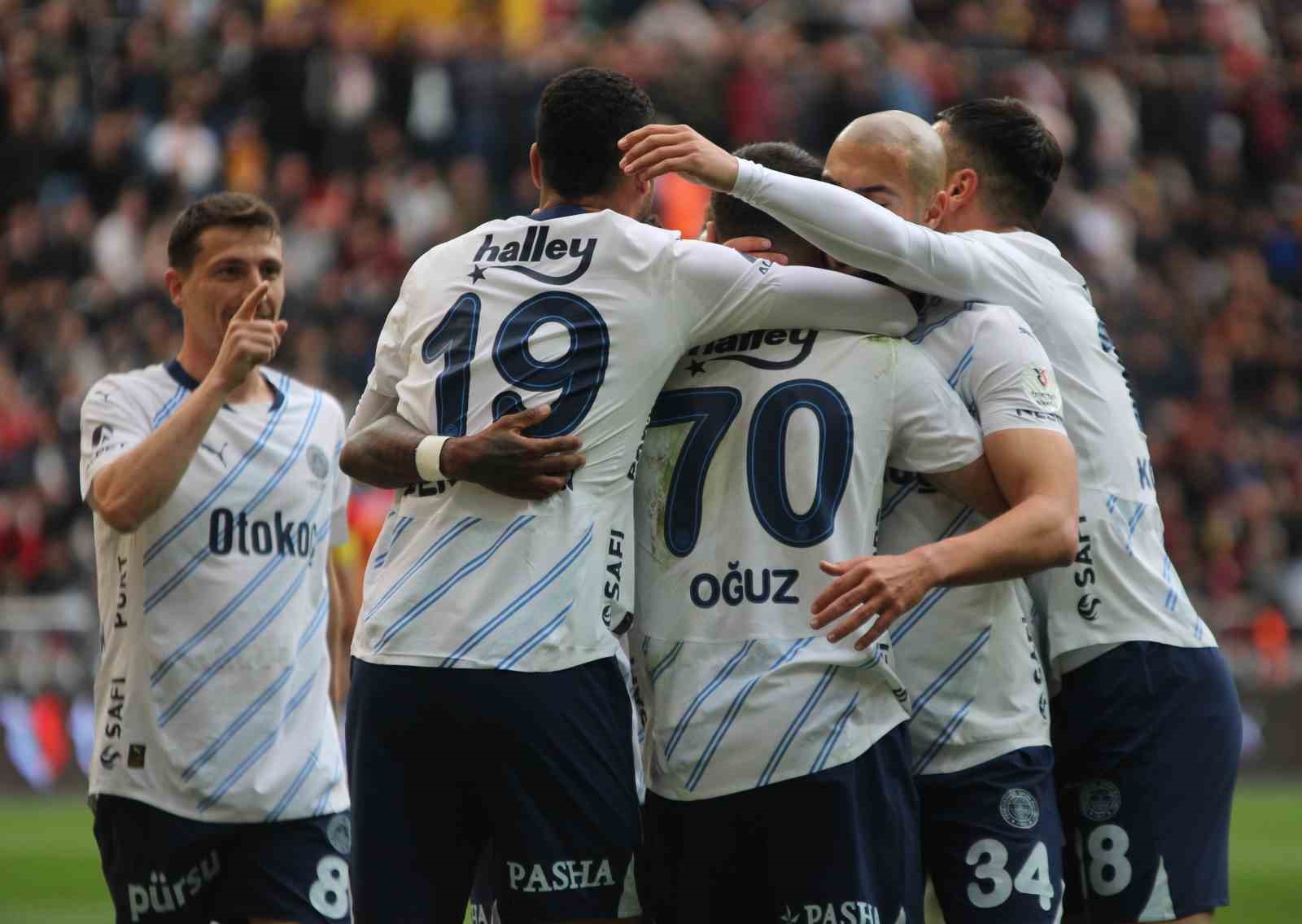 FENERBAHÇE, KAYSERİSPOR'U FARKLI MAĞLUP ETTİ