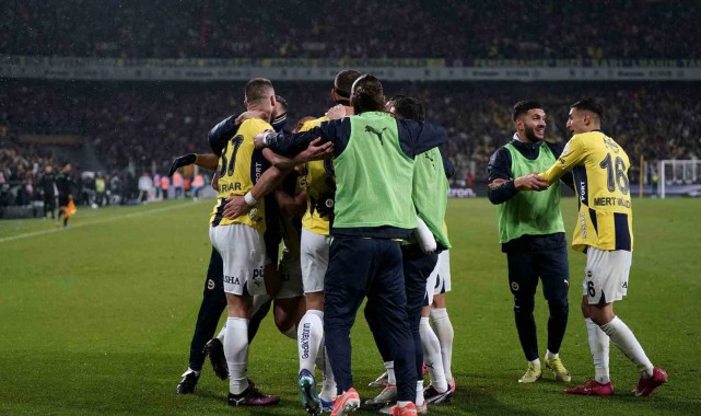 Fenerbahçe, Trabzonspor'u 4-1 Mağlup Ederek Liderle Arasındaki Farkı İndirdi