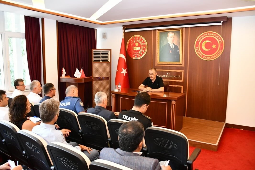 FETHİYE'DE 2024-2025 EĞİTİM ÖĞRETİM YILI İÇİN ASAYİŞ VE TRAFİK TEDBİRLERİ TOPLANTISI GERÇEKLEŞTİRİLDİ