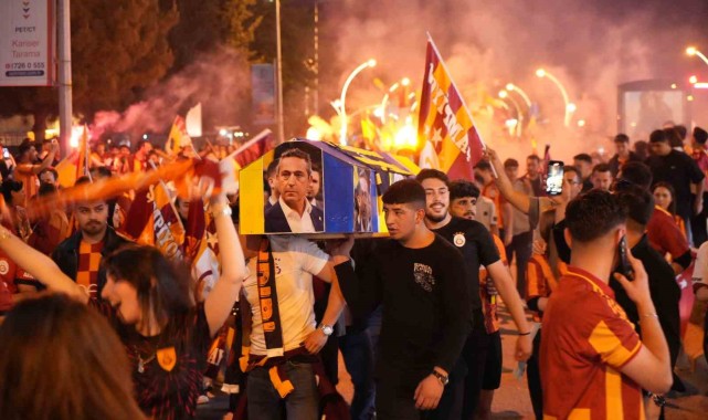 Galatasaray Fans Celebrate Championship with Unique Style