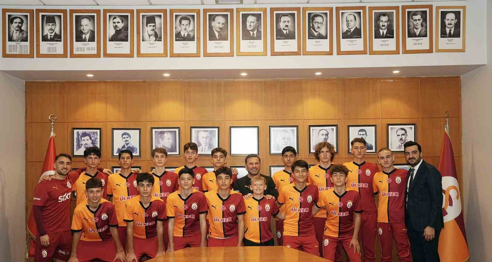 GALATASARAY FUTBOL AKADEMİSİ, GENÇ OYUNCULARLA SÖZLEŞME İMZALADI