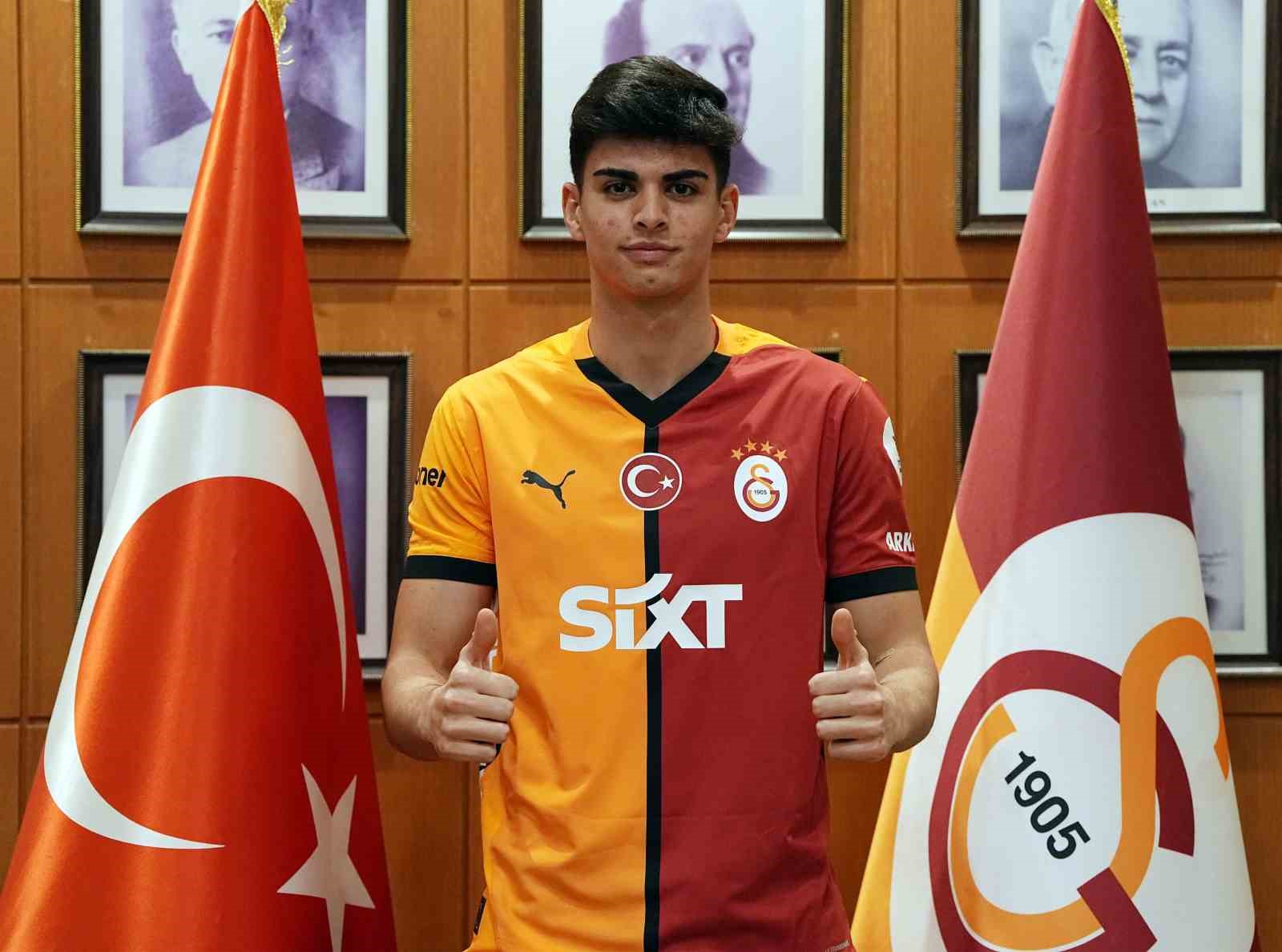GALATASARAY GENÇ OYUNCU ARDA ÜNYAY İLE SÖZLEŞME İMZALADI