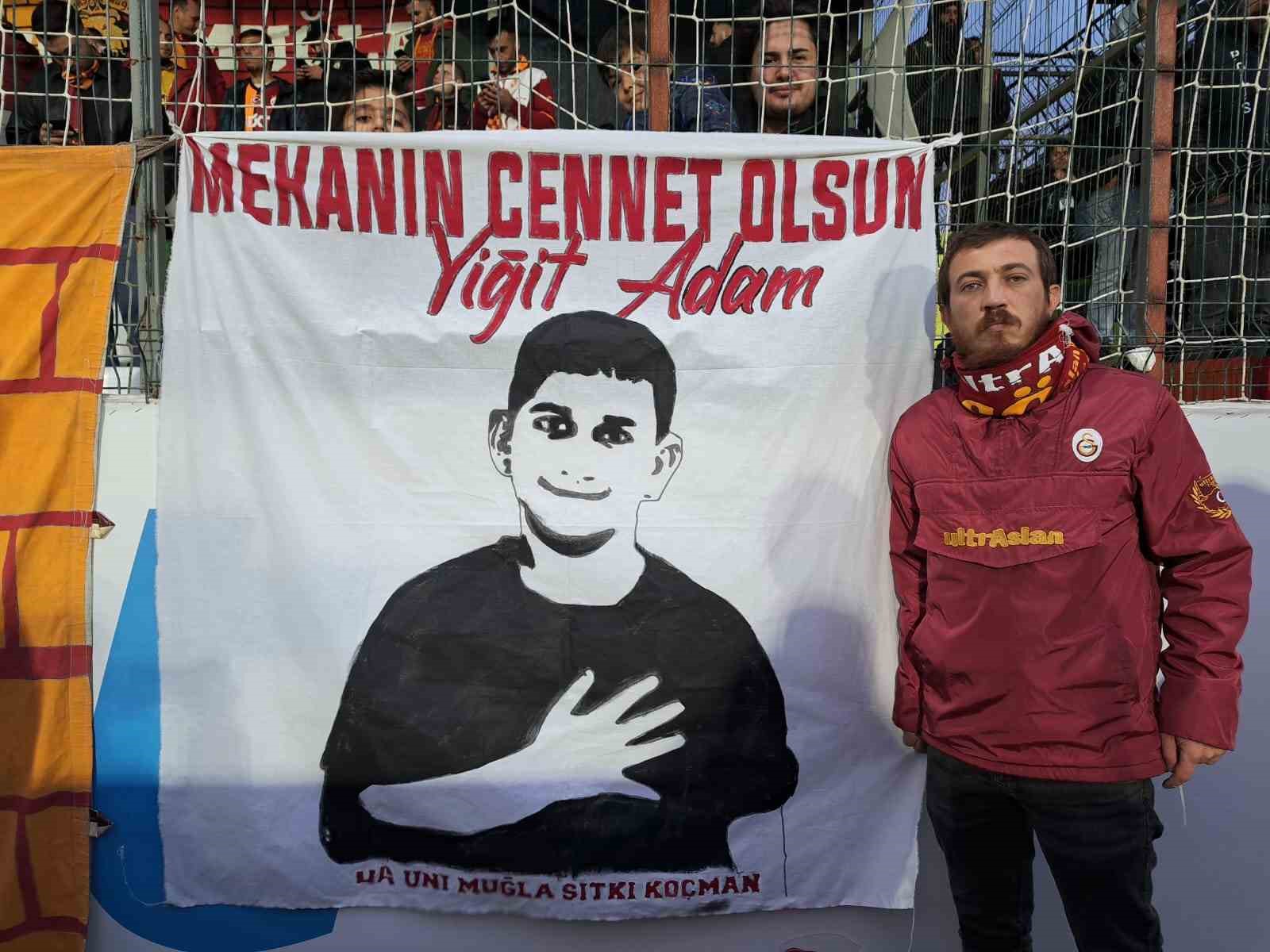 GALATASARAY TARAFTARI YİĞİT KURT'U UNUTMADI