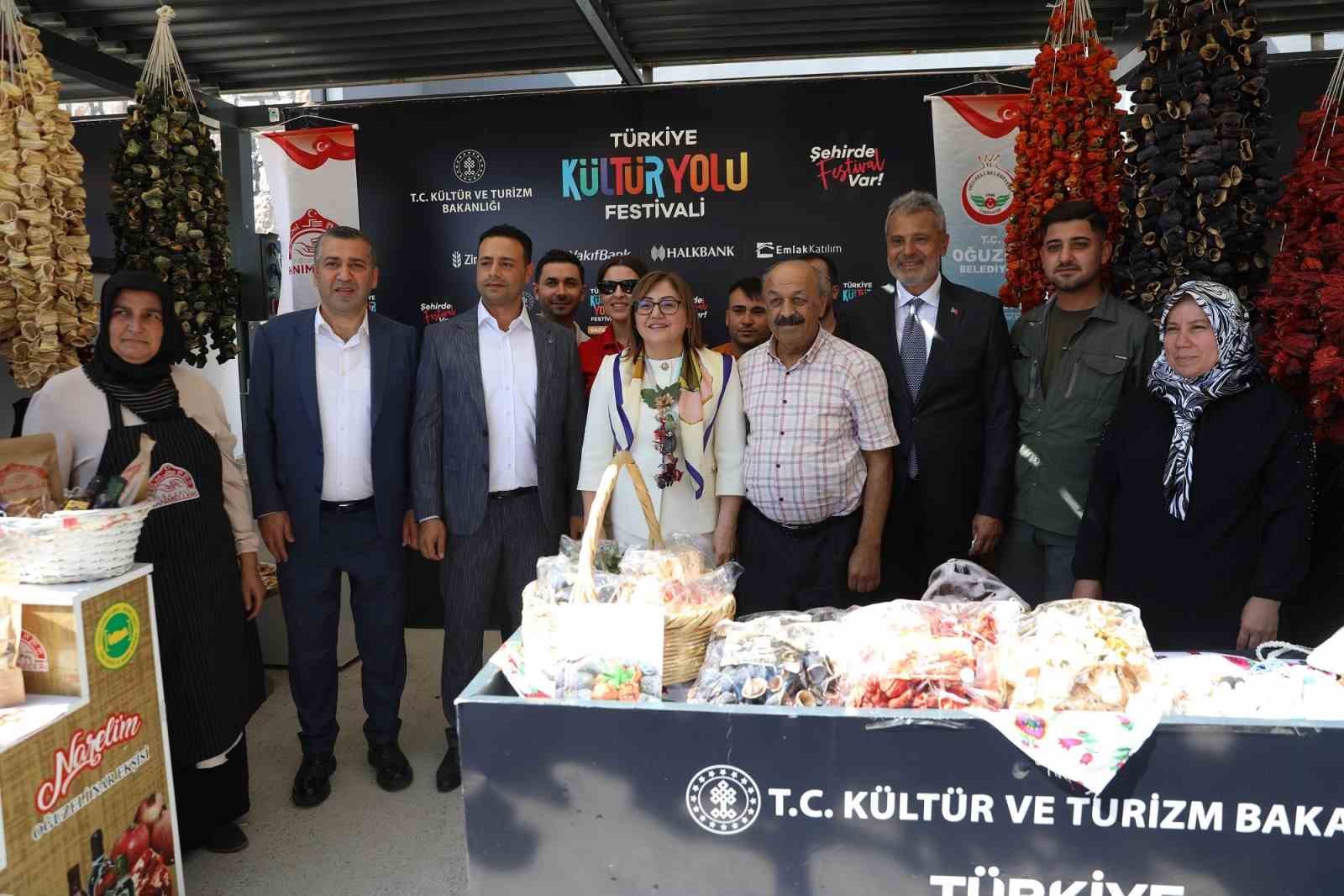 GASTROANTEP KÜLTÜR YOLU FESTİVALİ'NDE BAŞKAN ŞAHİN VE BAŞKAN ÖNTÜRK STANTLARI GEZDİ