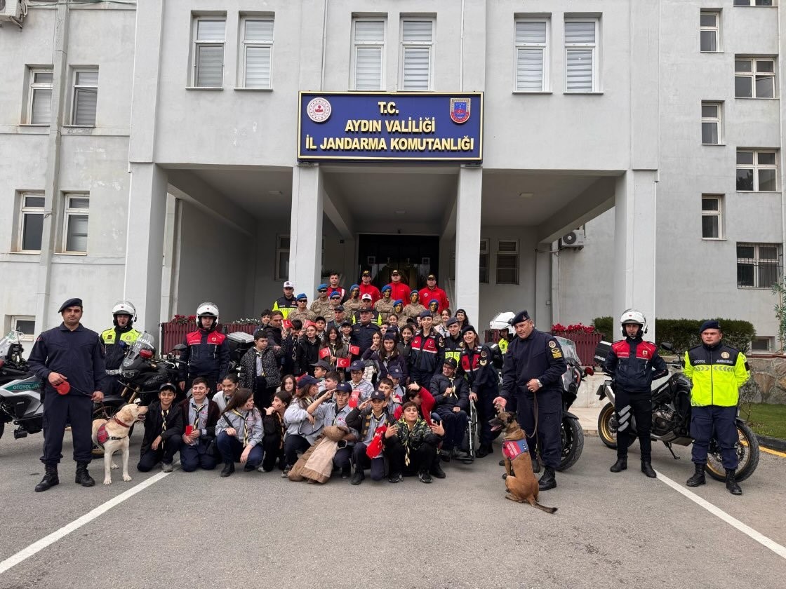 GAZİ PAŞA ORTAOKULU ÖĞRENCİLERİ VE İZCİLER JANDARMA KOMUTANLIĞINI ZİYARET ETTİ