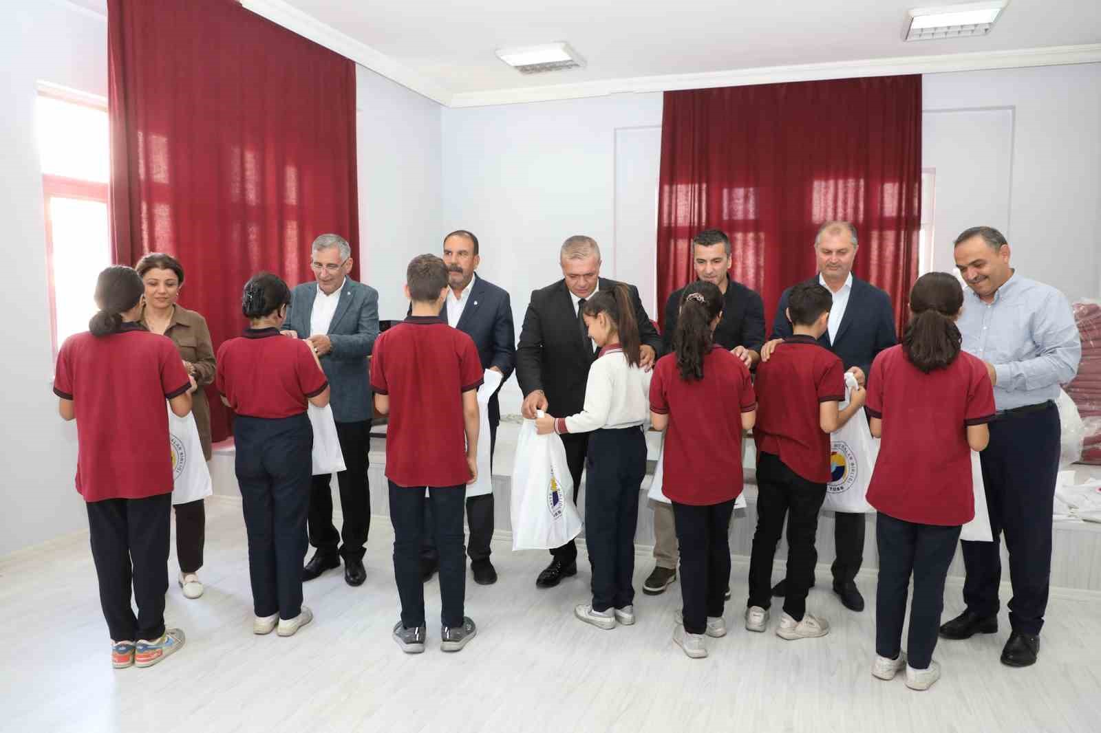 GAZİANTEP TİCARET BORSASI ÖĞRENCİLERE KIYAFET DAĞITTI