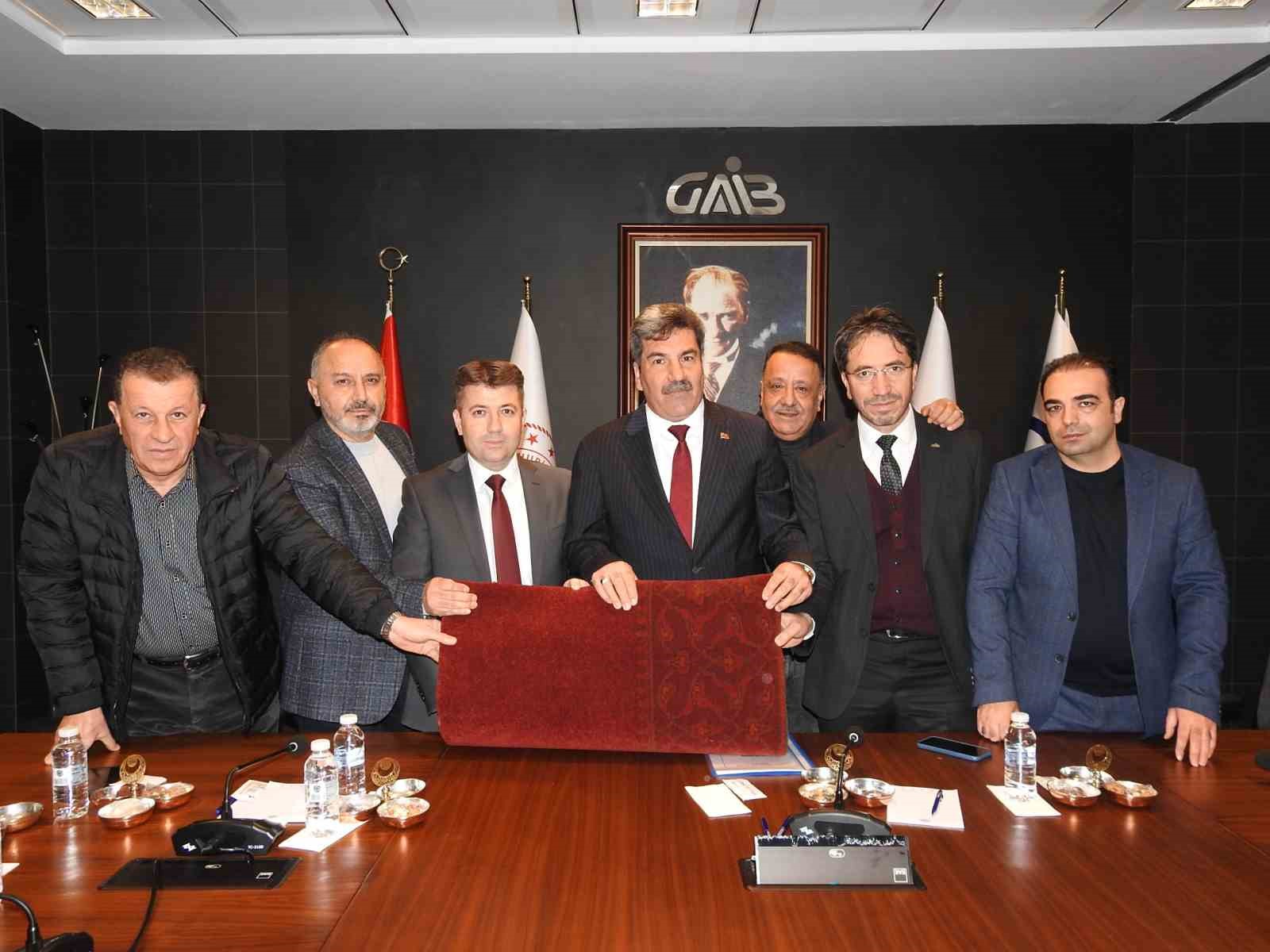 GAZİANTEPLİ HALICILAR ŞAM’DAKİ EMEVİ CAMİSİ HALILARINI YENİLİYOR
