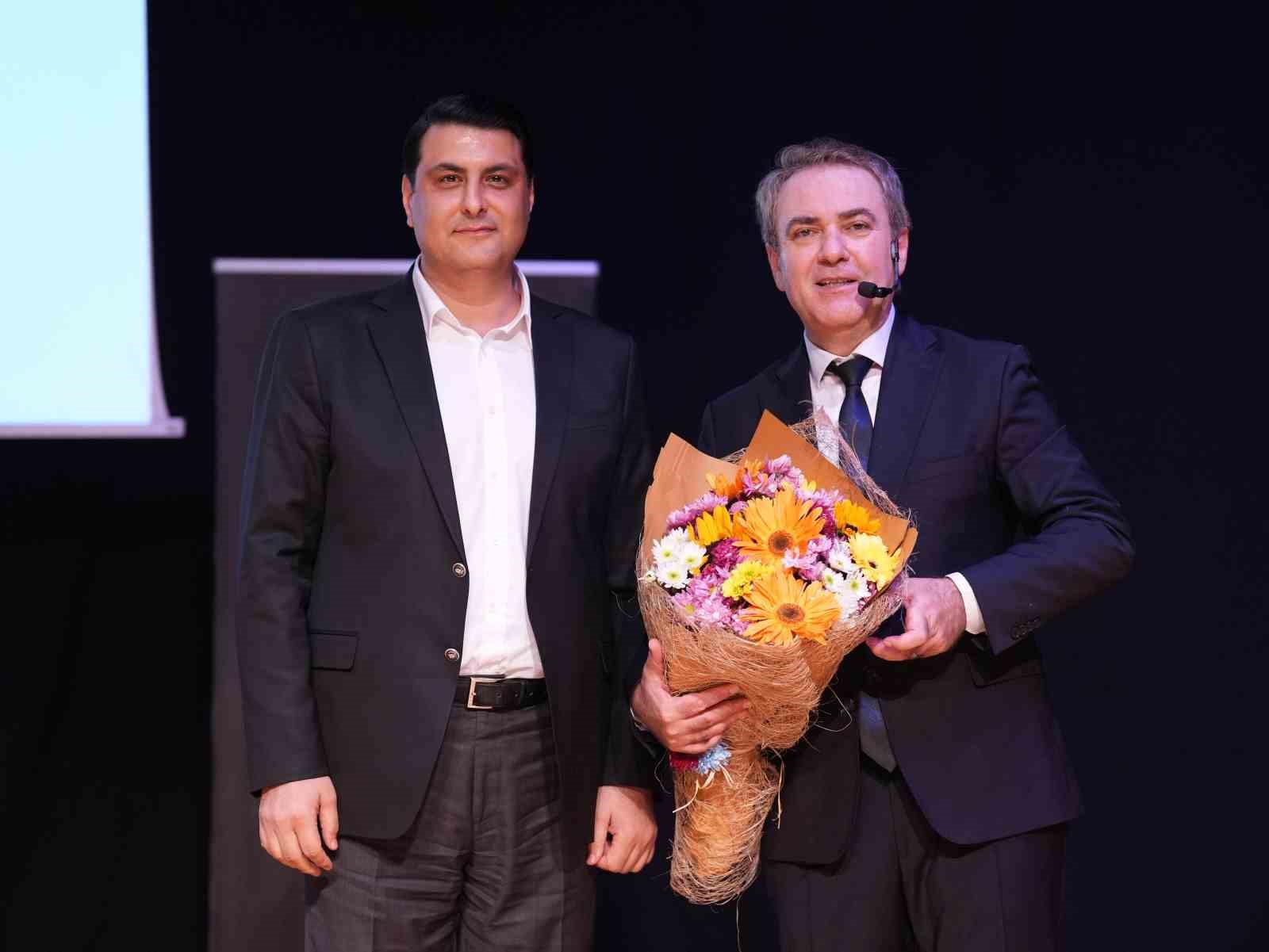 GAZİANTEPLİLER, SİNAN MEYDAN’IN ANLATIMIYLA ATATÜRK’Ü BÜYÜK BİR İLGİYLE DİNLEDİ