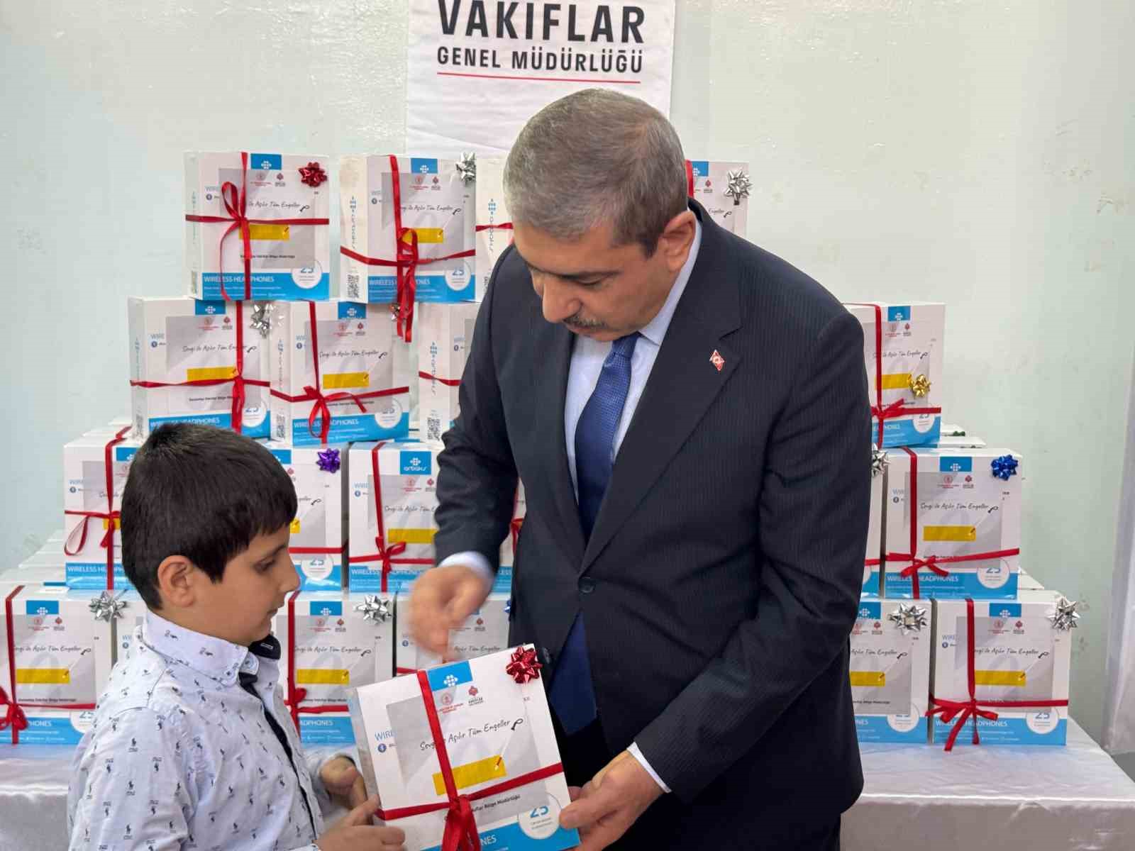 GAZİANTEP’TE GÖRME ENGELLİLERE KULAKLIK HEDİYESİ