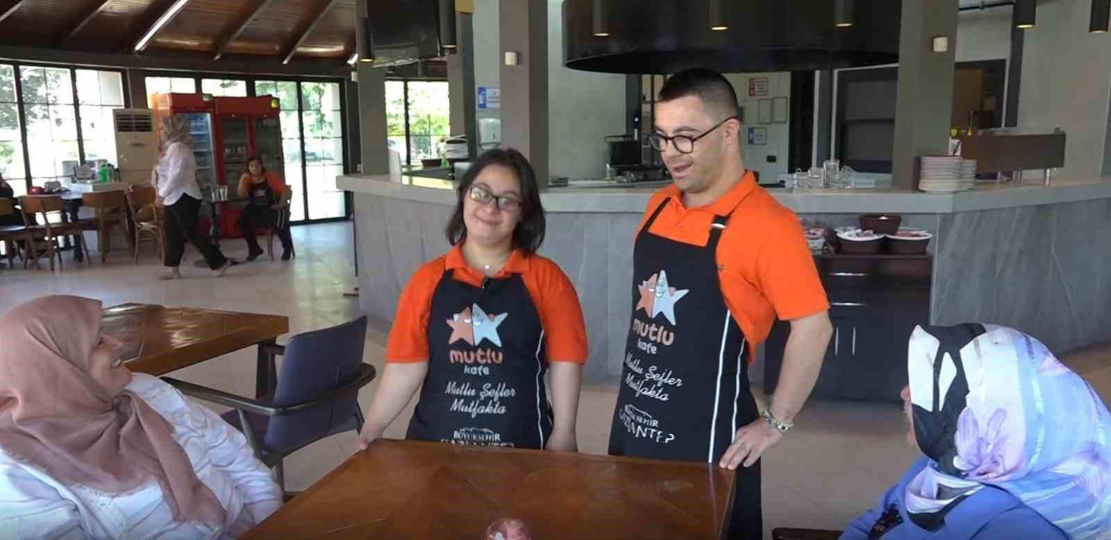 GAZİANTEP'TE MUTLU KAFE: DOWN SENDROMLU GENÇLERİN GÜLER YÜZLÜ HİZMETİ