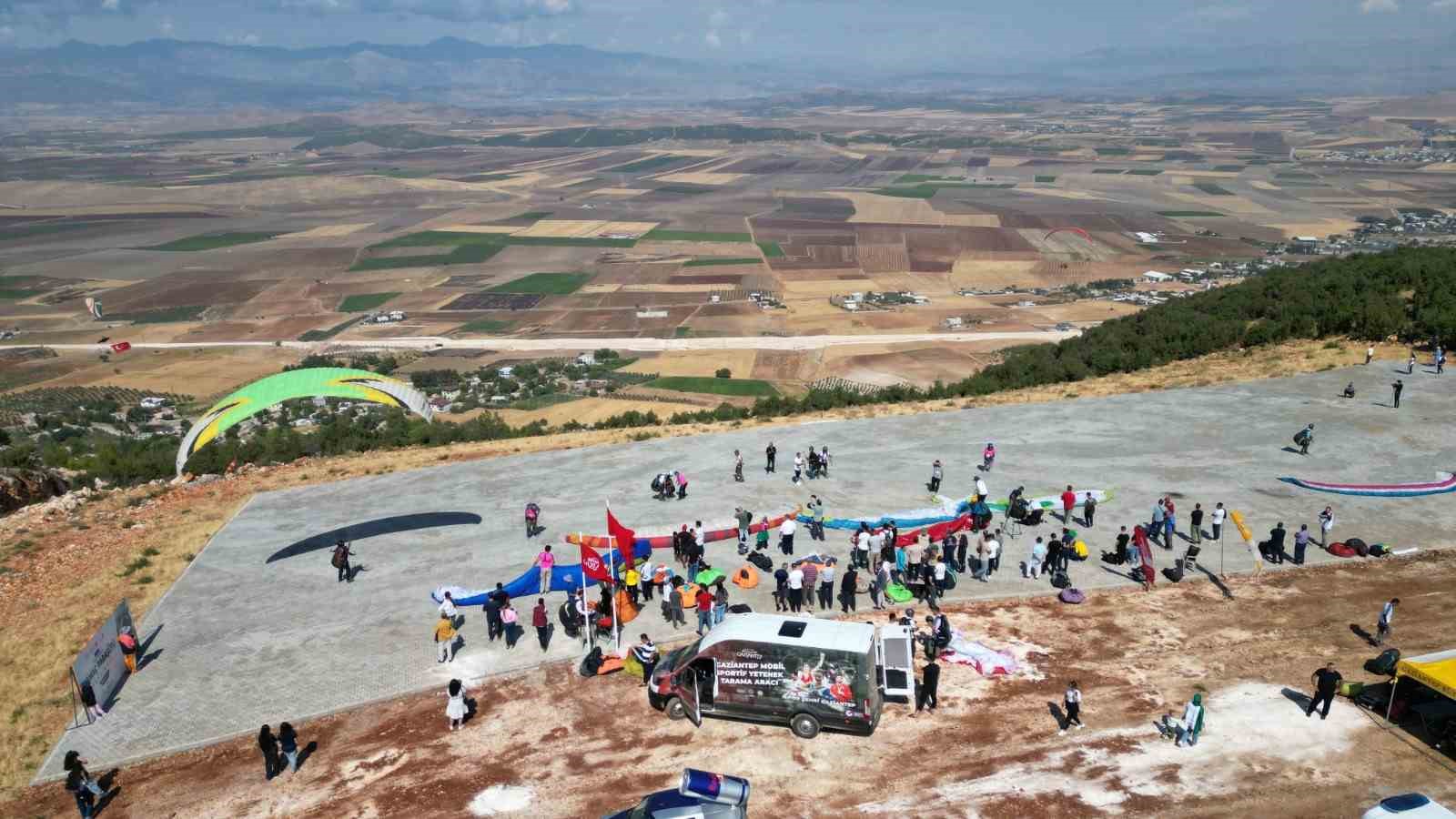 GAZİANTEP’TE YAMAÇ PARAŞÜTÜ FESTİVALİ BÜYÜK HEYECANA SAHNE OLDU