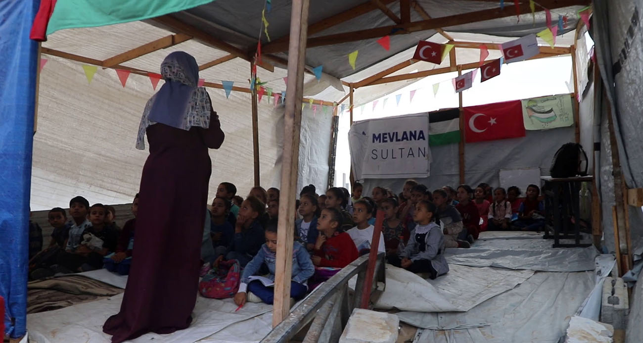 GAZZE ŞERİDİ'NDE OKULLAR YIKILIYOR, ÖĞRENCİLER ÇADIRDA EĞİTİM ALIYOR