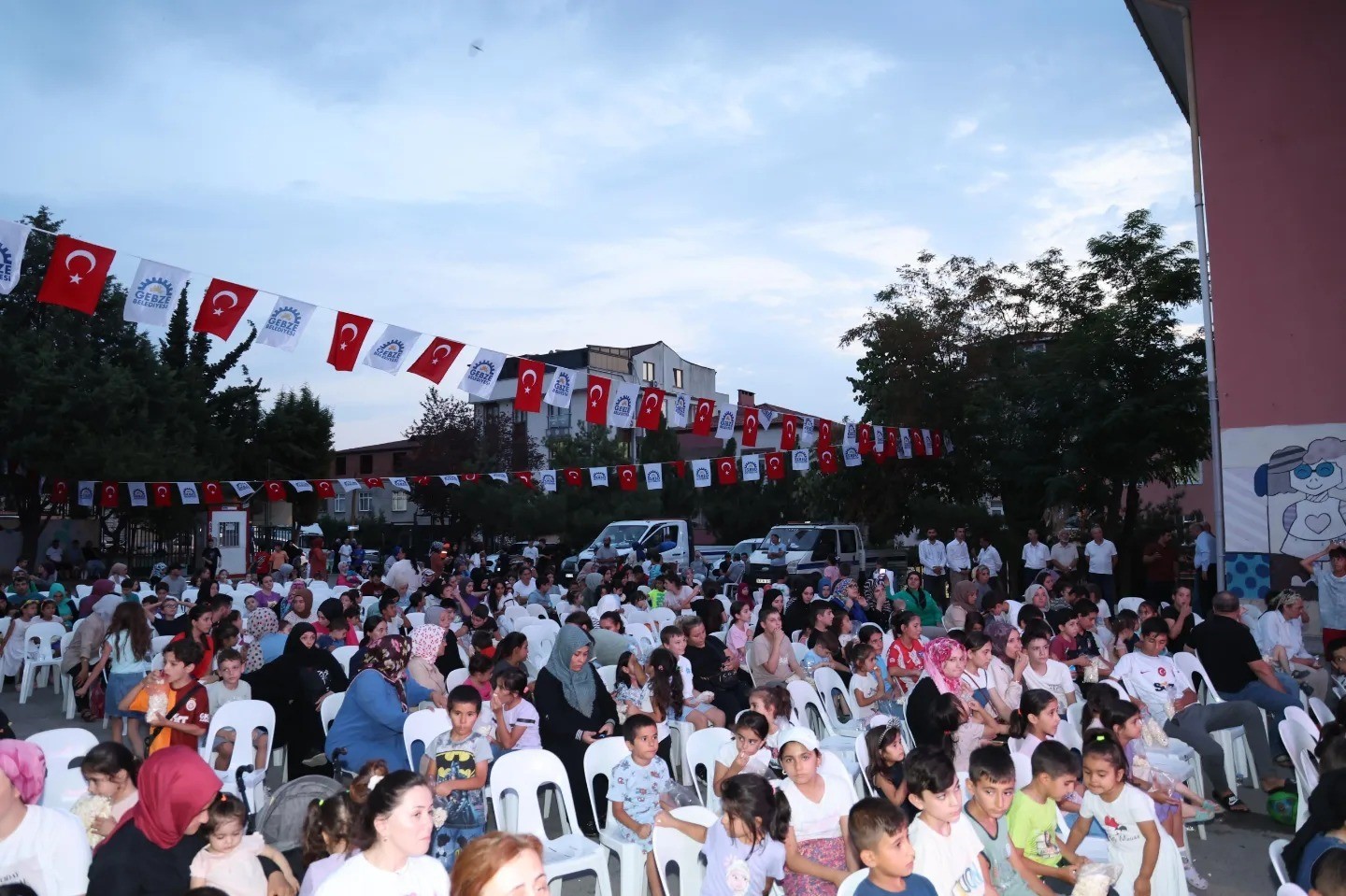 GEBZE BELEDİYE BAŞKANI ÇOCUKLARLA SİNEMA KEYFİ YAŞADI