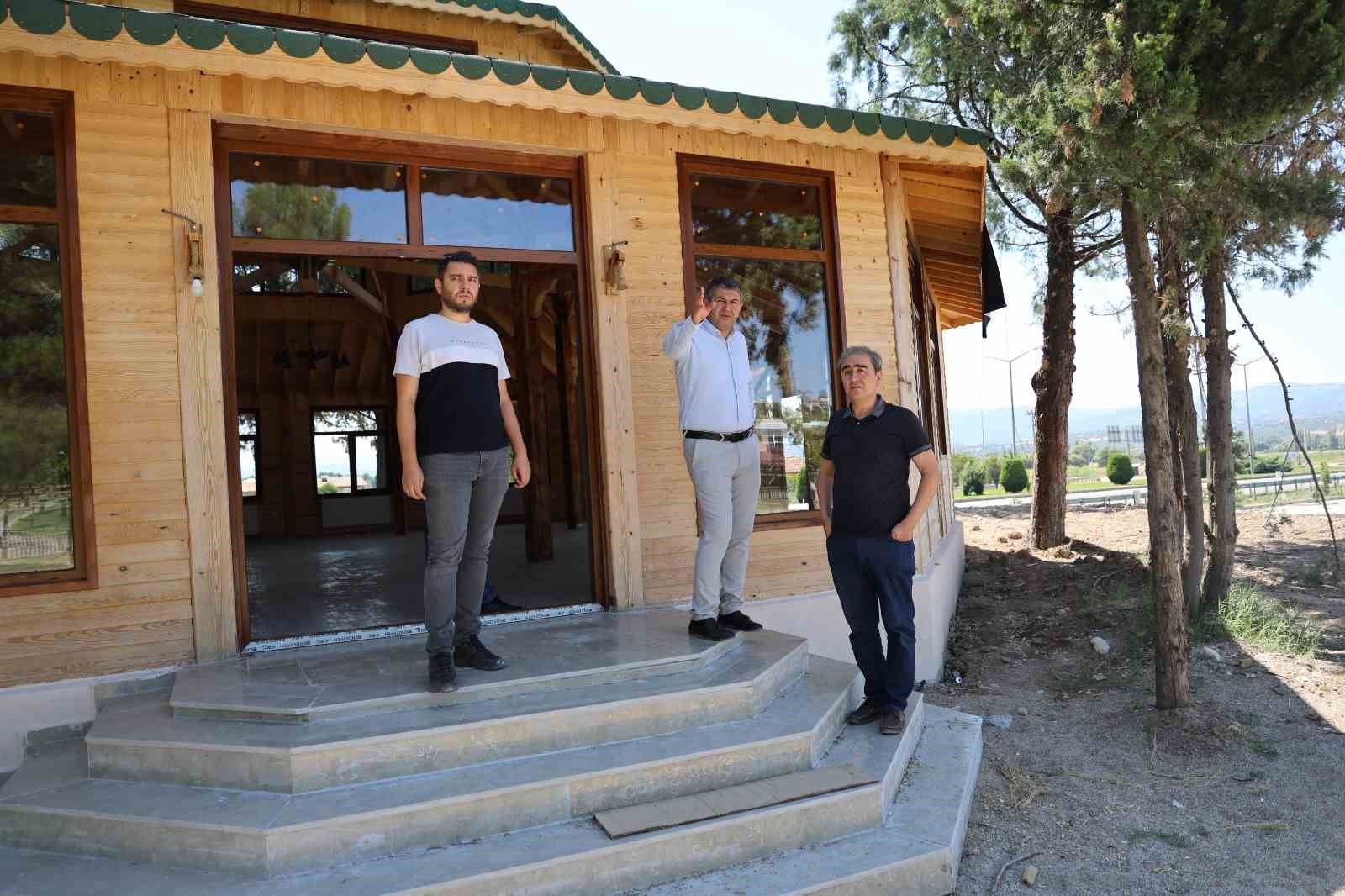 GEDİZ'DE YENİ AHŞAP KAFE PROJESİ HIZLA İLERLİYOR