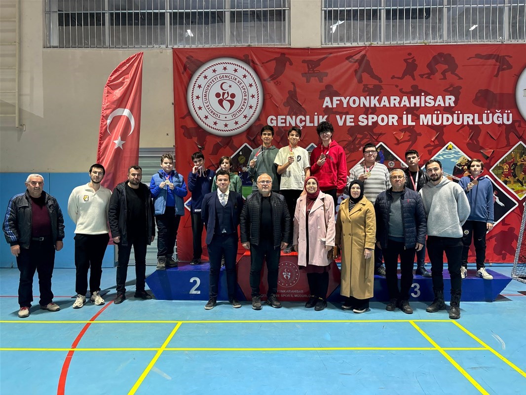 GENÇ SATRANÇ SPORCULARI HEYECANLA MÜCADELE ETTİ