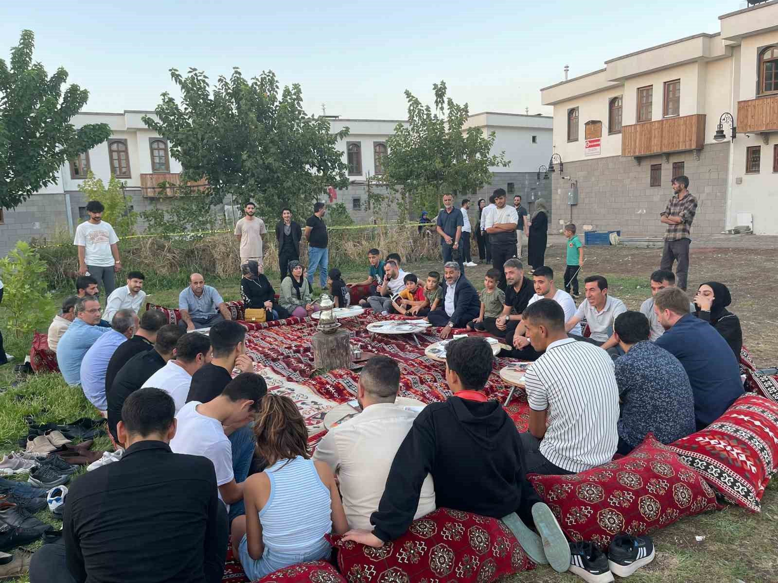GENÇLER KİTAPLARLA SEZAİ KARAKOÇ'U ANMA PROGRAMINDA BULUŞTU