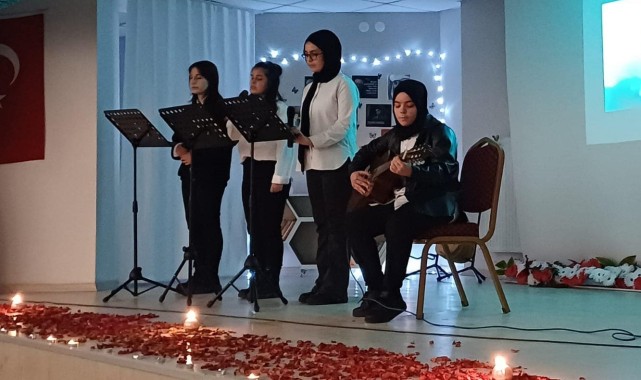 Gençlerin Şiir Performansı Büyük Beğeni Topladı
