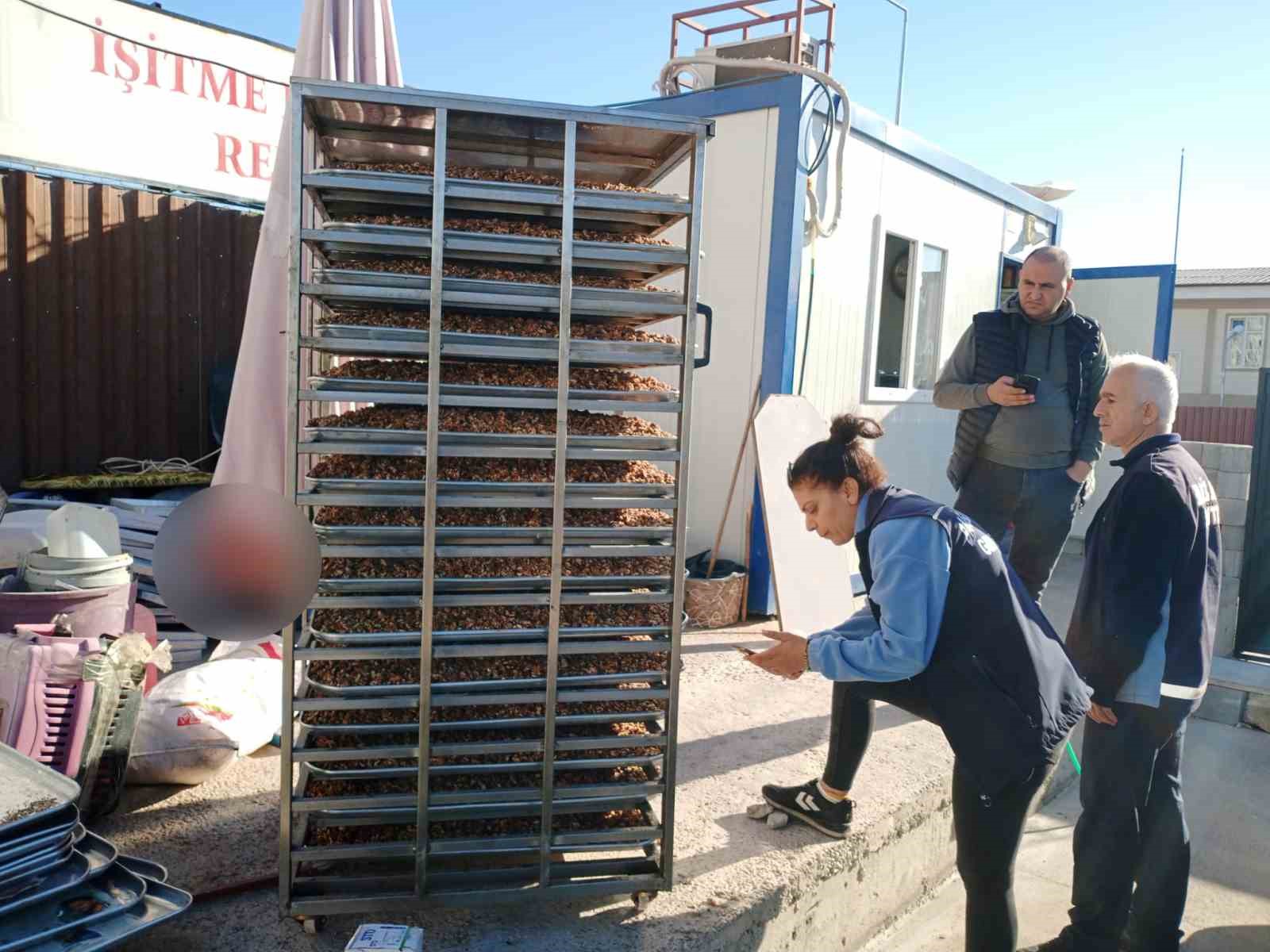 GIDA KOORDİNASYONU PASTANEDE BOZUK CEVİZ İÇİNE EL KOYDU