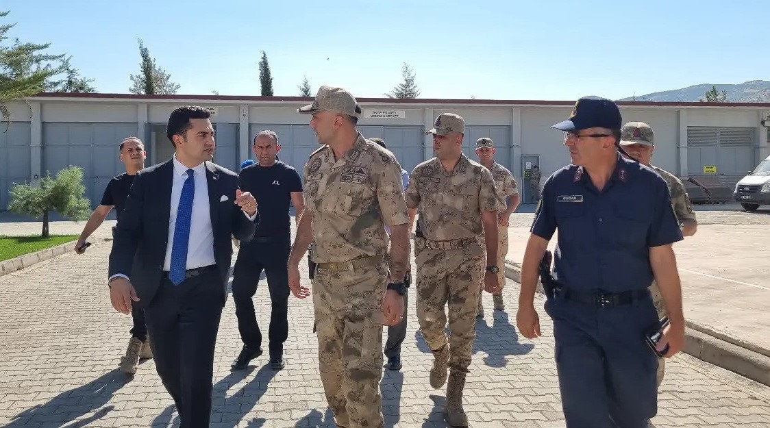 GÖLBAŞI KAYMAKAMI SEYHAN, POLİS VE JANDARMA EKİPLERİYLE BİR ARAYA GELDİ