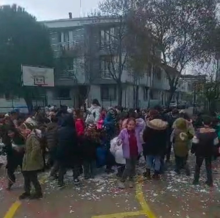 GÖNEN İLÇESİNDE ÖĞRENCİLERE KAR SÜRPRİZİ!