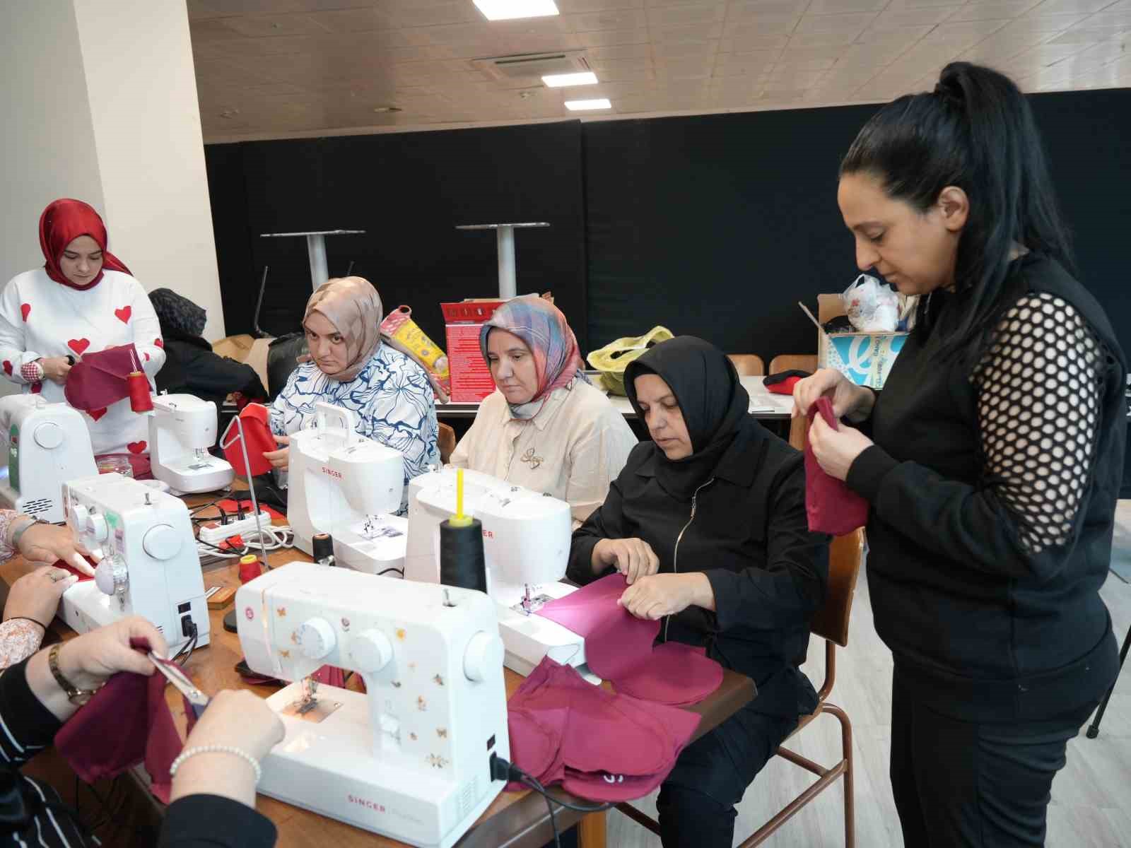 GÖNÜLLÜ ANNELERDEN ÖZEL BİREYLERE SEVGİ DOLU YASTIKLAR