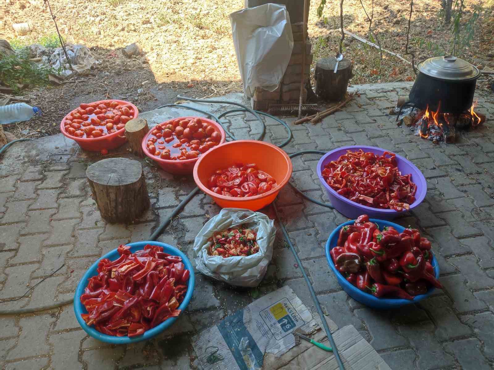 GÖRDES’İN GÜNEŞLİ MAHALLESİNDE YÖRE HALKI KIŞLIK HAZIRLIKLARA BAŞLADI