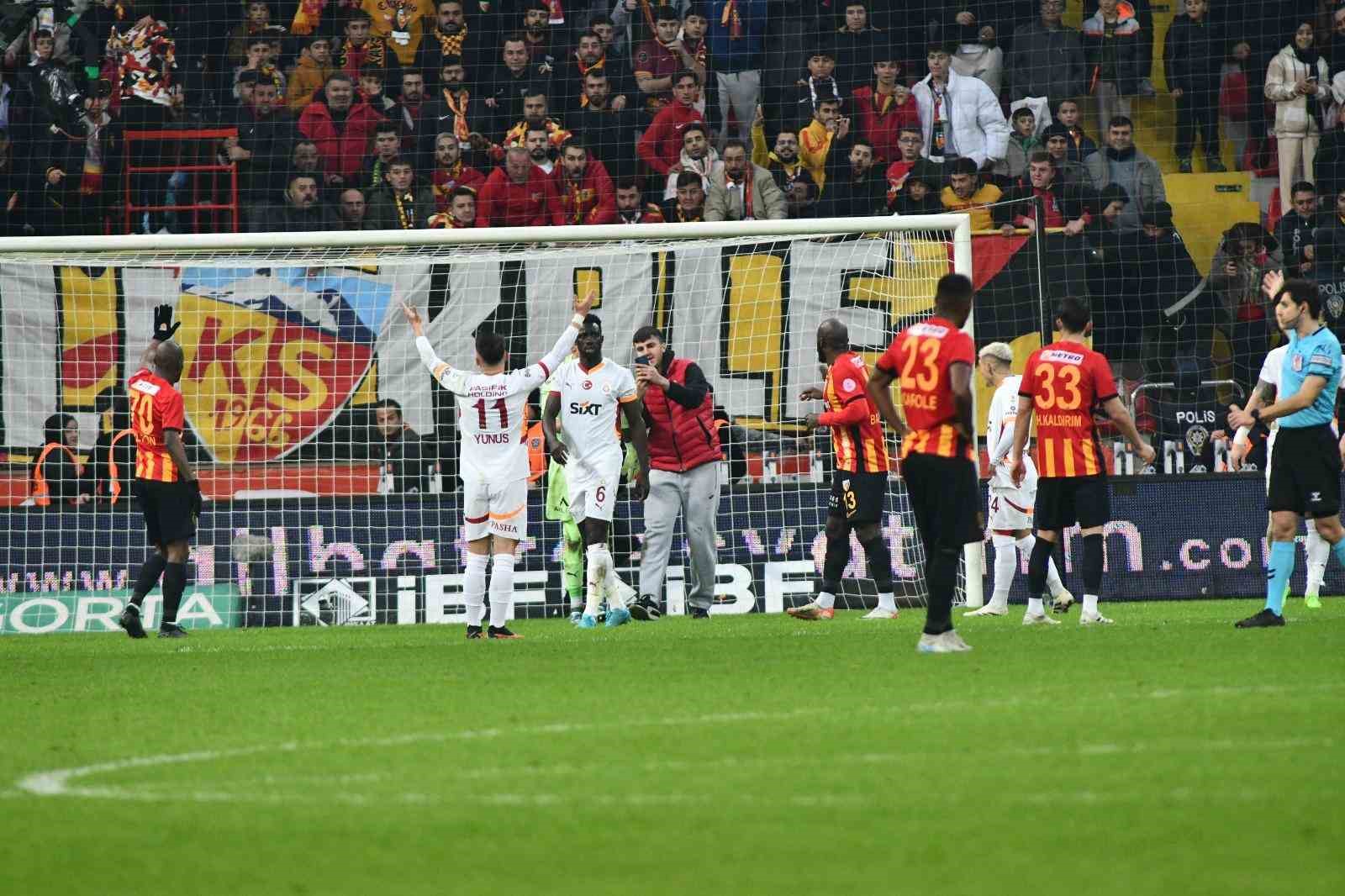 G.SARAY TARAFTARI OYUNCULARLA FOTOĞRAF ÇEKTİRDİ