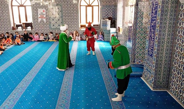 Hacivat-Karagöz Gösterisi Emet'te Minik Kalplere Mutluluk Saçtı