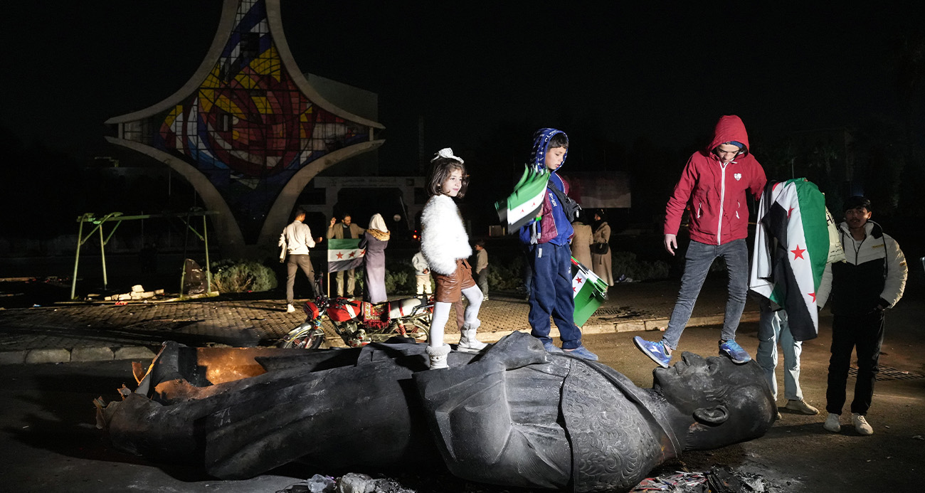 HAFIZ ESAD'IN HEYKELİ ŞAM'DA YERLERDE SÜRÜKLENİYOR