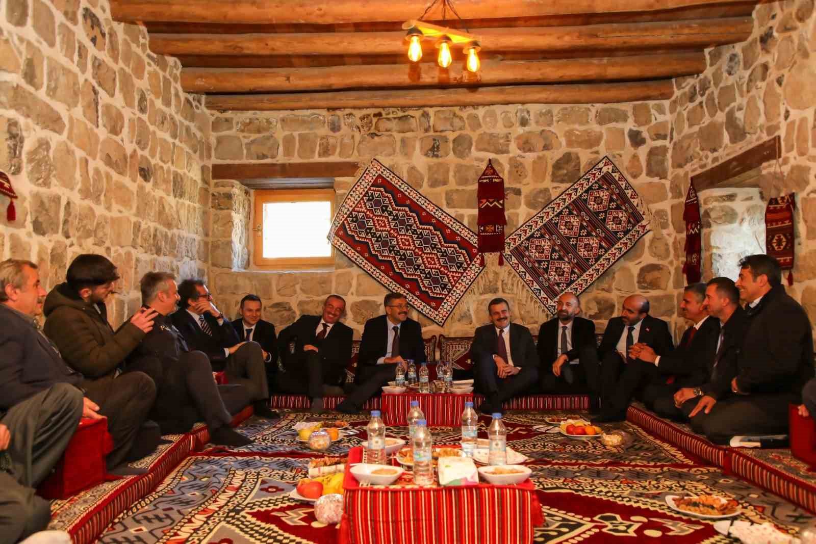 HAKKARİ VALİSİ ALİ ÇELİK, ÇUKURCA'DA RESTORASYON TAMAMLANAN TAŞ EVLERİN AÇILIŞ TÖRENİNE KATILDI