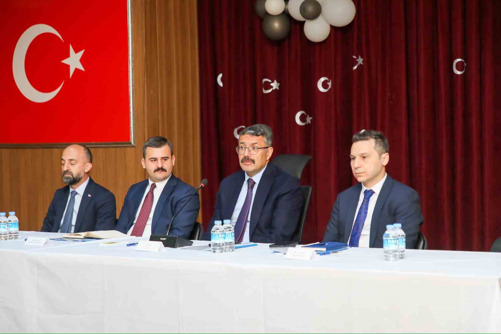 HAKKARİ VALİSİ MUHTARLARLA BİR ARAYA GELDİ