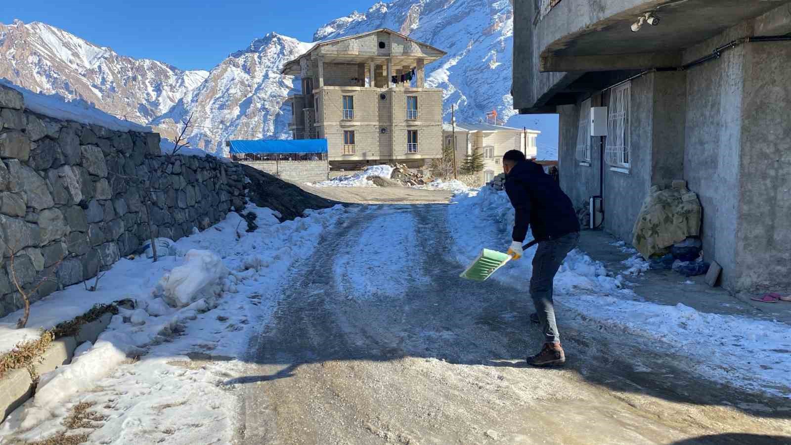 HAKKARİ'DE SİBİRYA SOĞUKLARI ETKİSİNİ SÜRDÜRÜYOR