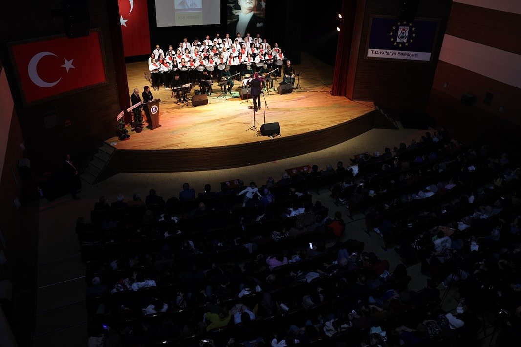 HALK OZANLARI ANMA GECESİ KÜTAHYA’DA UNUTULMAZ BİR GECEYLE GERÇEKLEŞTİ