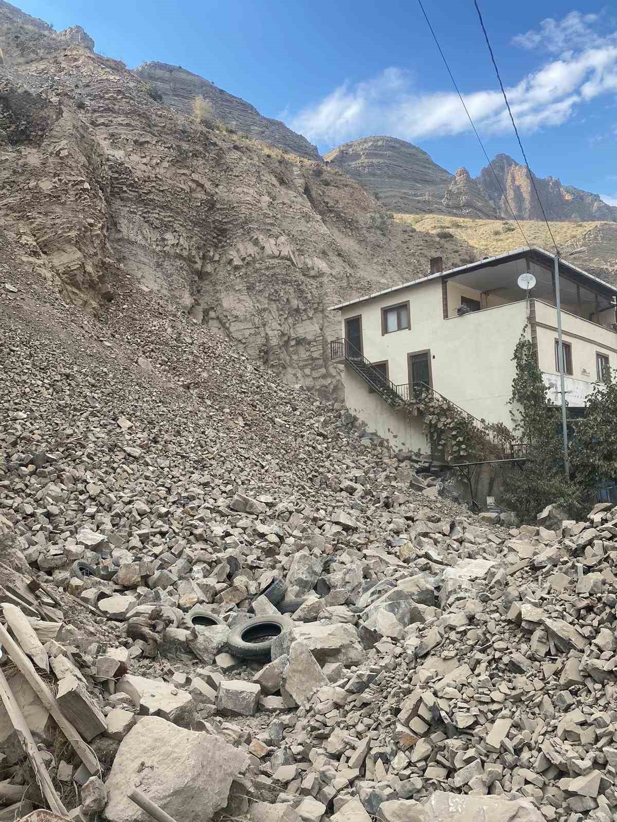 HEYELAN ÇALIŞMALARI SIRASINDA EV VE İŞ YERLERİNE KAYA PARÇALARI DÜŞTÜ